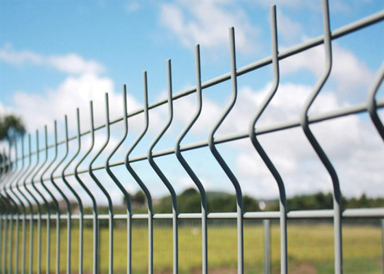 Recinto triangular con agujero de malla de 50 * 200mm recubierto de PVC para OEM aeropuerto