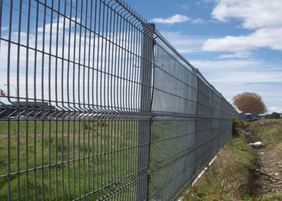La cerca de forma de V galvanizada Panel 3d del triángulo de 4.5m m soldó con autógena la cerca de alambre 1030m m