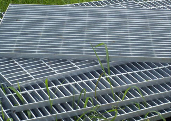 ISO9001 serró al OEM galvanizado plano del dren de la calzada del metal de la calzada que rallaba de acero