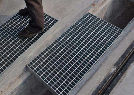La inmersión caliente adaptable galvanizó la reja de acero de la calzada para la cubierta 30*5m m del dren