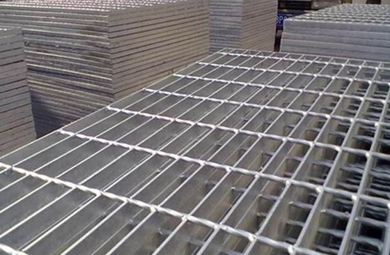 La reja galvanizada serrada del Rebar presionó la reja de la pisada de escalera de 32*5m m