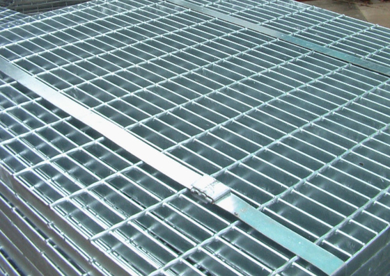 Cubierta de acero galvanizada 2-12m m robusta del drenaje del foso de las pisadas de escalera de la reja de la calzada