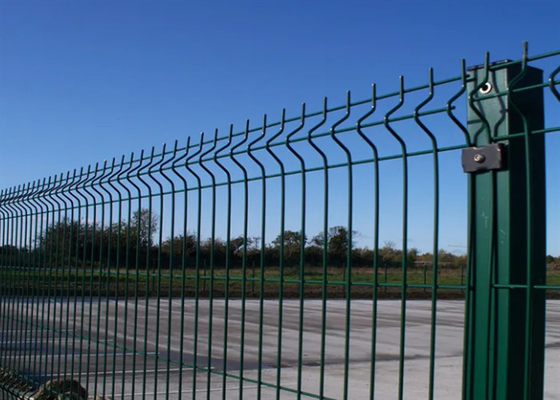 Panel de cerca triangular de 1,53 m de altura con postes de durazno para la seguridad