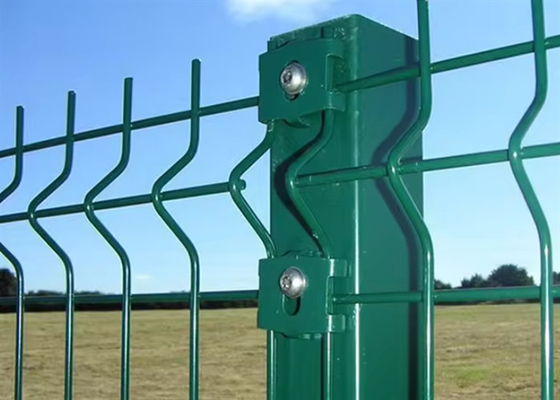 Cercas triangulares galvanizadas 3D curvas en V con malla de alambre soldada para seguridad