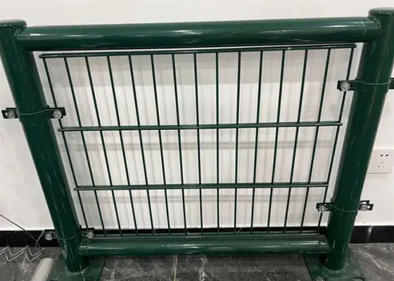 Cercas de alambre galvanizado de doble bucle para la industria 75 * 150mm agujero