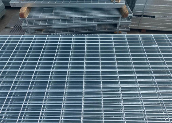 Rejas de pasarela de acero galvanizado negro / blanco para la planta química 30 * 3mm