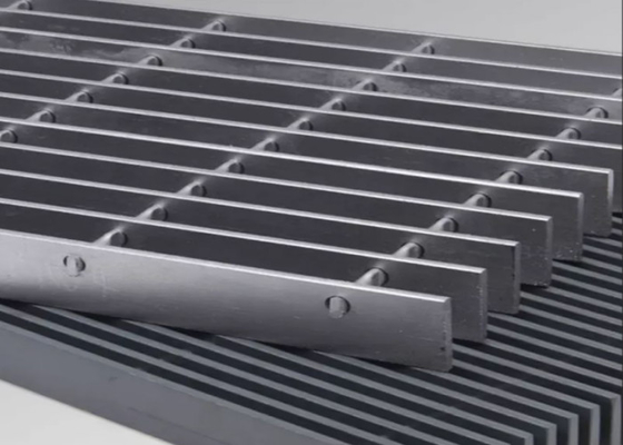 Panel de rejilla de pasarela de acero modular personalizado de bajo mantenimiento Decking antiderrapante