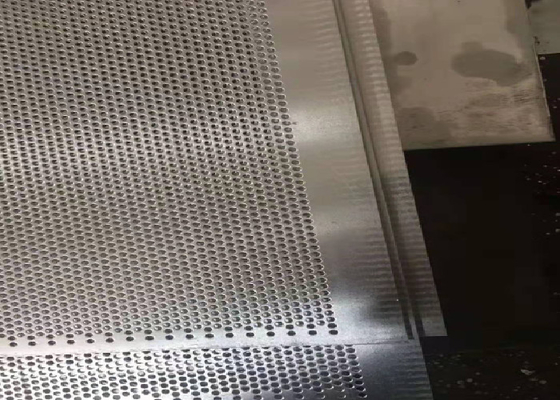 Malla de alambre perforada de alta precisión | Acero duradero, orificios de ventilación para filtración