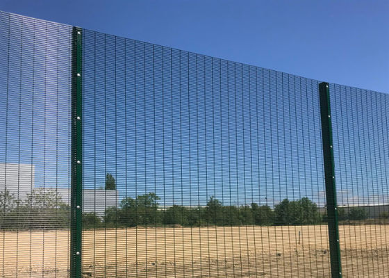 Valla de seguridad 358 galvanizada en caliente curvada en 3D para escuelas/parques de 4,0 mm