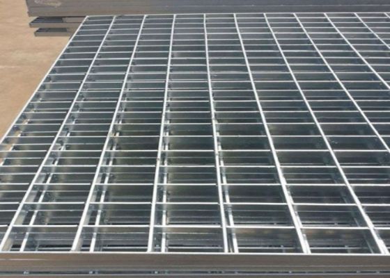 Rejas de pasarela perforadas antideslizantes resistentes a la corrosión para la seguridad de los peatones