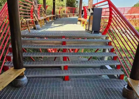 Piso de rejilla de acero dentado galvanizado para pisada de escalera 40 × 5 mm