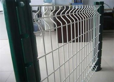 El panel de acero de la cerca del triángulo de la residencia 3D galvanizó el poste del cuadrado/del melocotón del alambre