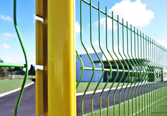 Granja de doblez galvanizada 3d de la inmersión caliente 2 pulgadas por la cerca de alambre soldada con autógena 4 pulgadas