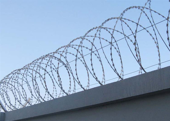 La inmersión caliente galvanizó el PVC del alambre de la maquinilla de afeitar del Cbt 65 cubrió 900m m para el cercado del límite